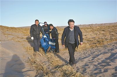 徐先英（右一）帶隊在沙漠腹地試驗新型手扶式小沙障機。受訪者供圖