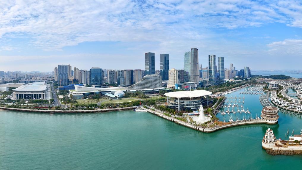 2024年1月24日拍攝的廈門國際會(huì)議中心、環(huán)島路一帶濱海城市景觀。新華社記者姜克紅攝