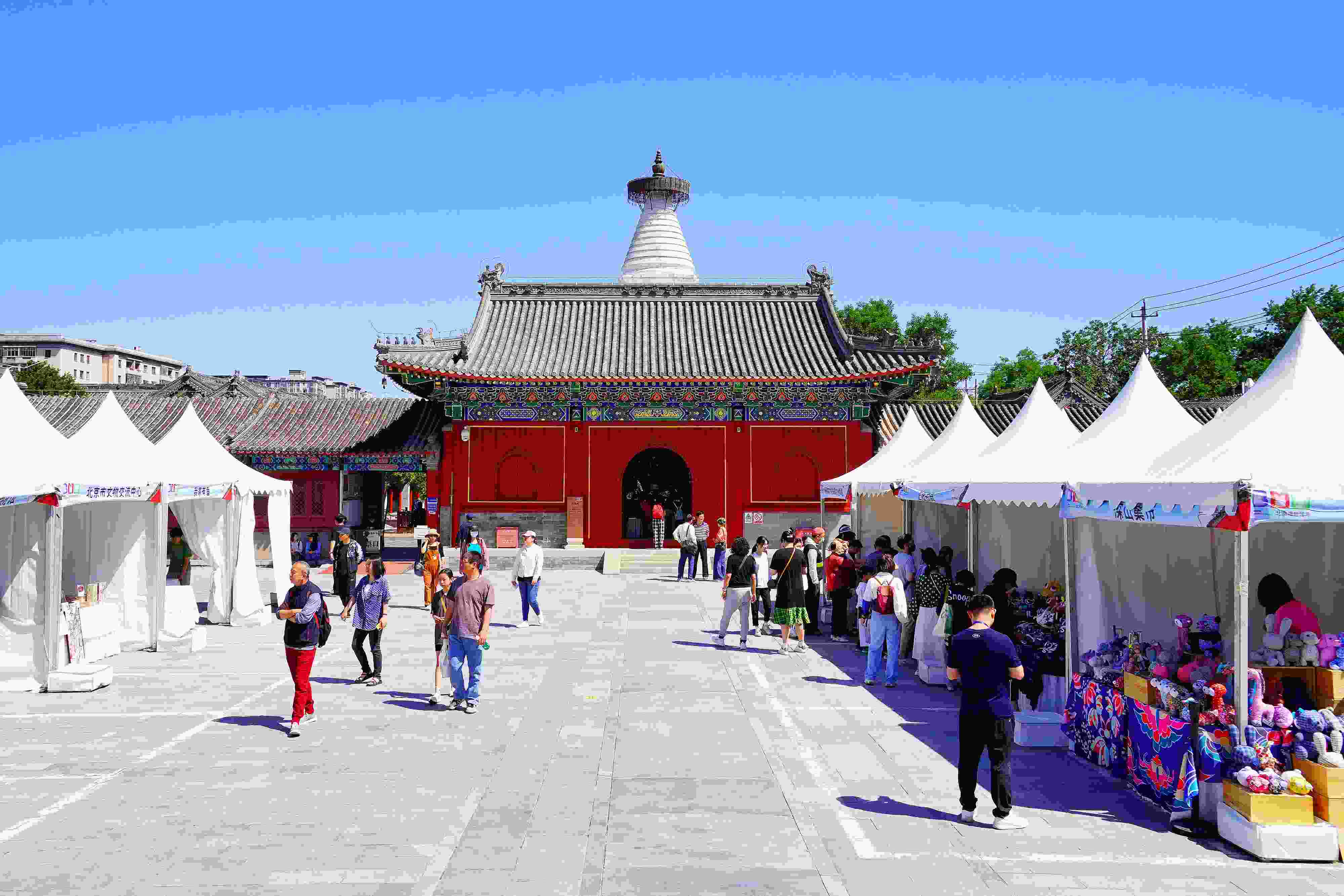 2024年5月，“北京白塔文化市集”在已有700余年歷史的妙應(yīng)寺白塔下舉行。