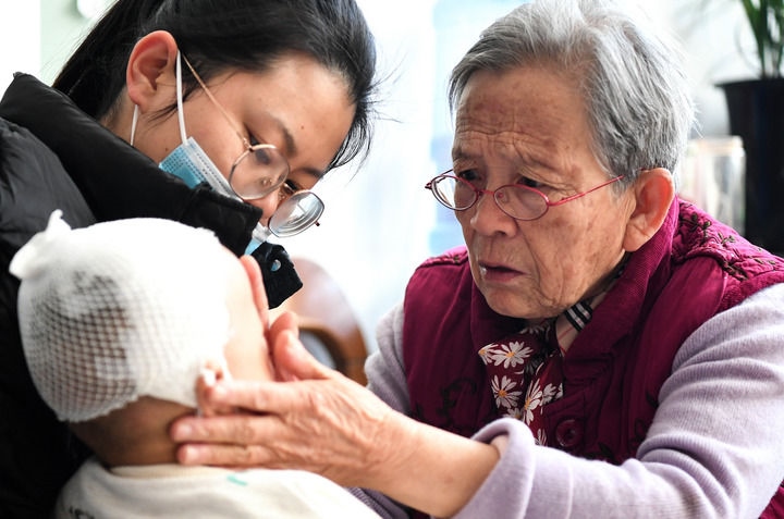 2022年11月16日，在陜西省榆林市佳縣，路生梅（右）在家中為患兒義診。 新華社發(fā)（鄒競一 攝）