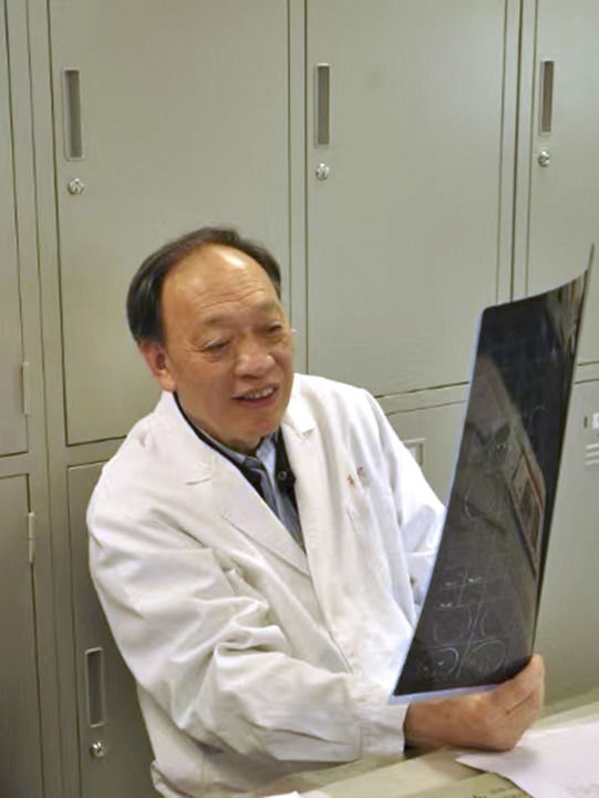 復(fù)旦大學(xué)附屬華山醫(yī)院感染科終身教授翁心華在工作（資料照片）。 新華社發(fā)