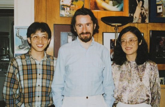 1992年，朱銳（左）赴美國杜蘭大學(xué)攻讀心靈哲學(xué)與認(rèn)知科學(xué)，師從心靈哲學(xué)和認(rèn)知科學(xué)家Radu Bogdan（中），右為朱銳師姐、北師大教授田平。