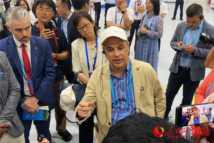 阿根廷駐華大使馬致遠(yuǎn)與億華通動(dòng)力科技有限公司總經(jīng)理于民討論關(guān)切問(wèn)題。人民網(wǎng) 宋歌攝