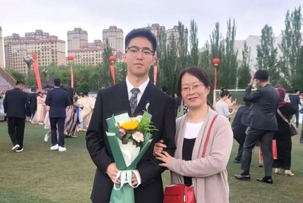 劉傲寒和媽媽合影。北航供圖