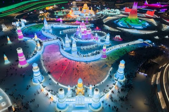 2024年1月1日，來自世界各地的游客在哈爾濱冰雪大世界園區(qū)內游玩（無人機照片）。