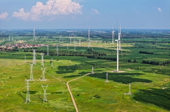 這是2024年7月19日拍攝的內蒙古通遼238萬千瓦風電項目（無人機照片）。此項目每年可將75億千瓦時清潔電能經扎魯特—青州±800（千伏）直流特高壓外送通道送至山東地區(qū)消納，相當于滿足受端地區(qū)超過300萬戶居民家庭用電需求，節(jié)約標煤261萬噸，減少二氧化碳排放634萬噸。