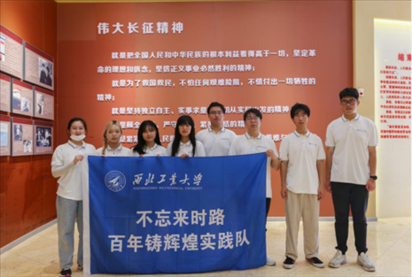 實踐隊員學習長征精神。學校供圖