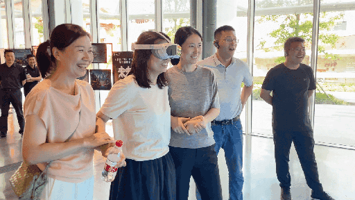 研學(xué)團成員正在用VR眼鏡體驗。人民網(wǎng) 王戰(zhàn)雄攝