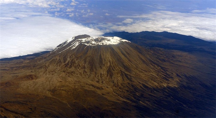 2012年8月3日，常被云霧環(huán)繞的乞力馬扎羅山云開霧散，雄姿一覽無余。新華社記者丁海濤攝