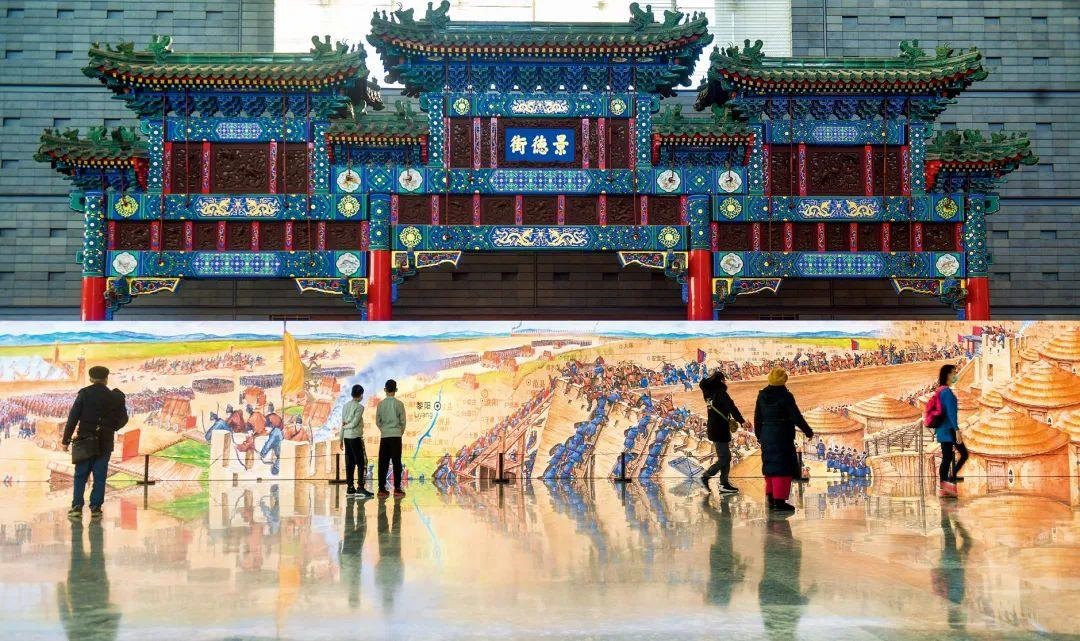 △2022年1月，觀眾在首都博物館參觀“穿越時空的大運河”數(shù)字影像展。