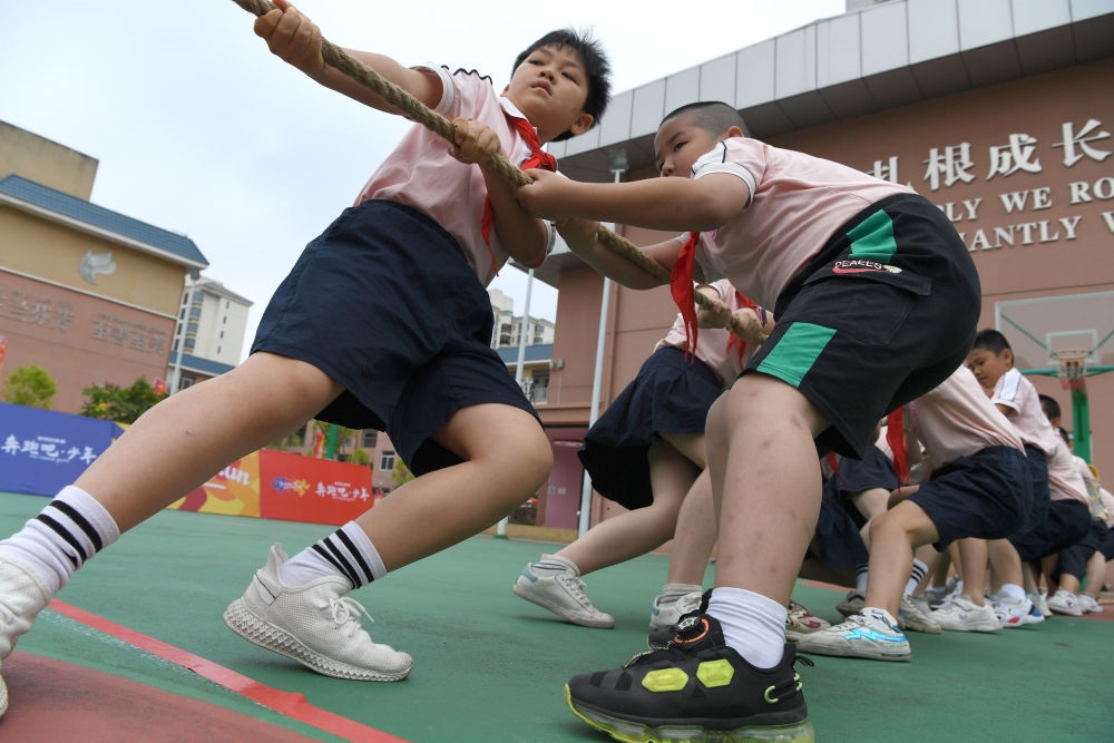 廣西南寧市玉蘭路小學(xué)的孩子們在進行拔河比賽（2021年5月31日攝）。新華社記者 周華 攝