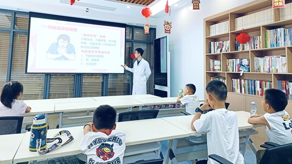 西安交通大學(xué)“筑夢醫(yī)心·護(hù)佑三農(nóng)”實(shí)踐團(tuán)開展健康科普。校方供圖