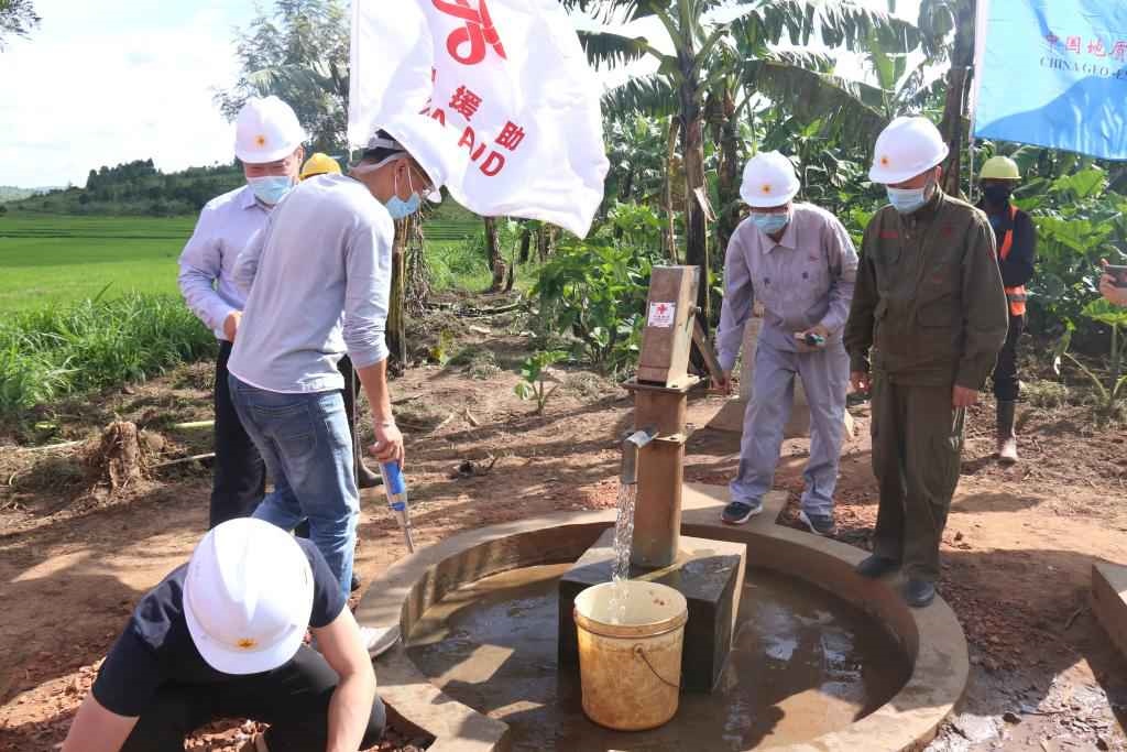 2022年4月11日，在盧旺達東方省加齊博區(qū)穆拉姆比，工作人員檢查一口中國援建的水井。新華社發(fā)