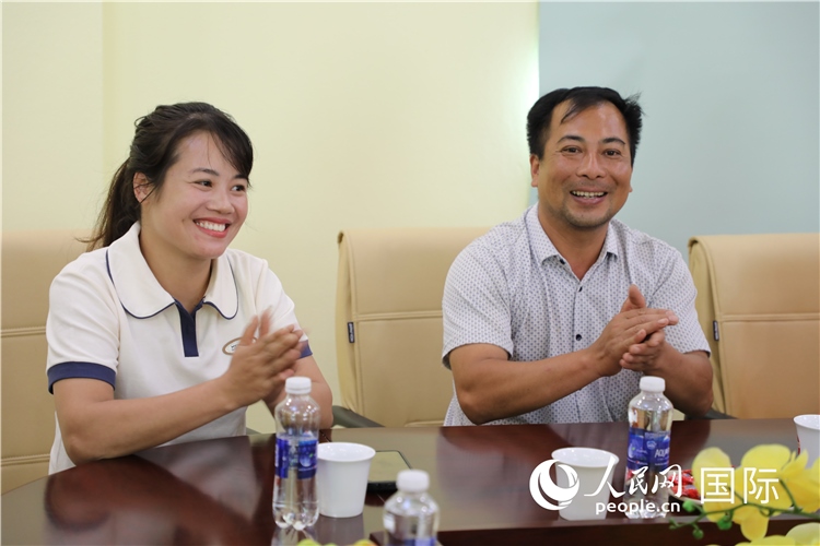 越南沙巴市黃連寄宿制民族小學老師阮氏秋姮、阮文享。人民網記者簡承淵攝