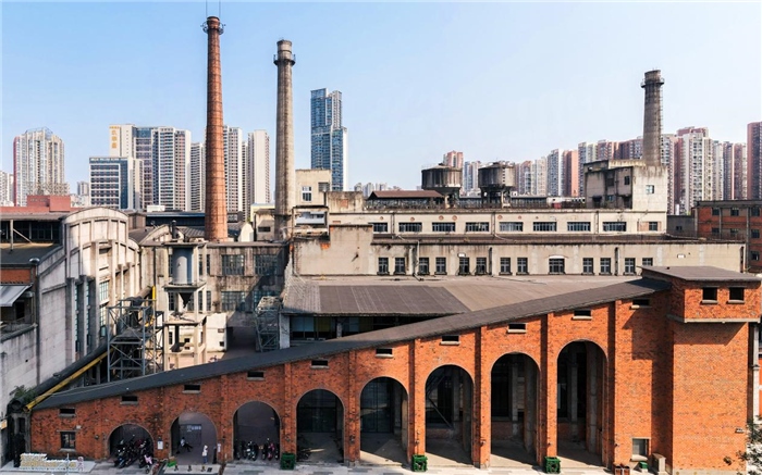 在原成都國營紅光電子管廠舊址上改建而成的東郊記憶園區(qū)南大門。大門既保留了老工業(yè)區(qū)的風(fēng)貌，又融入了現(xiàn)代審美和創(chuàng)意，成為了園區(qū)一大亮點(diǎn)。資料圖片