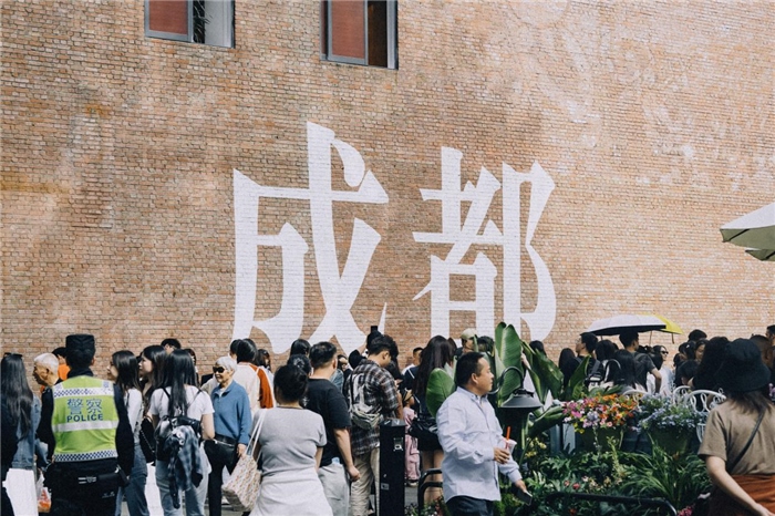 東郊記憶園區(qū)“成都墻”以巨大的“成都”字樣和獨(dú)特的藝術(shù)設(shè)計(jì)成為園區(qū)的網(wǎng)紅打卡地，吸引了眾多游客和市民前來參觀。資料圖片