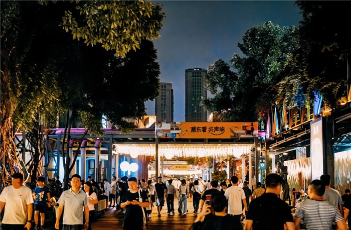 夜幕下的東郊記憶園區(qū)人流如織，熱度不減。資料圖片