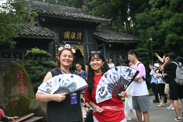 媒體考察團成員在都江堰清溪園合影留念。（陳斌 攝）