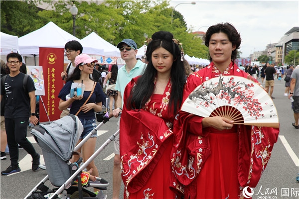 5、當(dāng)?shù)厝A僑華人身穿漢服參加文化節(jié)。 人民網(wǎng)記者 李志偉攝