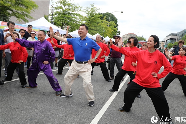 6、在活動(dòng)現(xiàn)場，謝鋒大使與華僑華人一起打太極拳。 人民網(wǎng)記者 李志偉攝