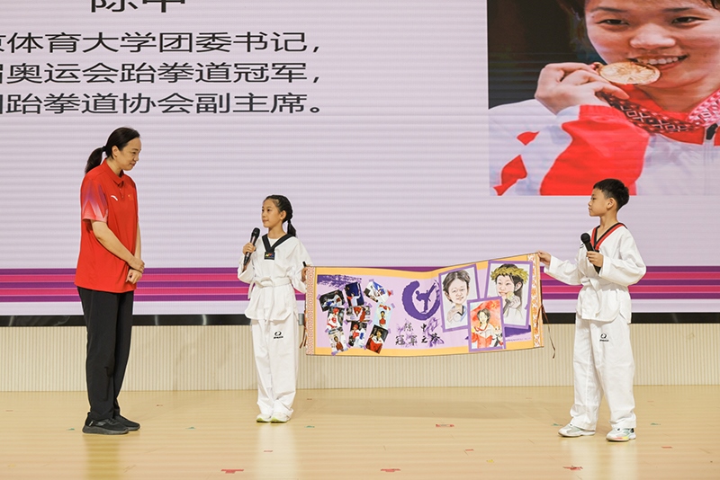 兩位學(xué)生小記者對(duì)話陳中老師。學(xué)校供圖