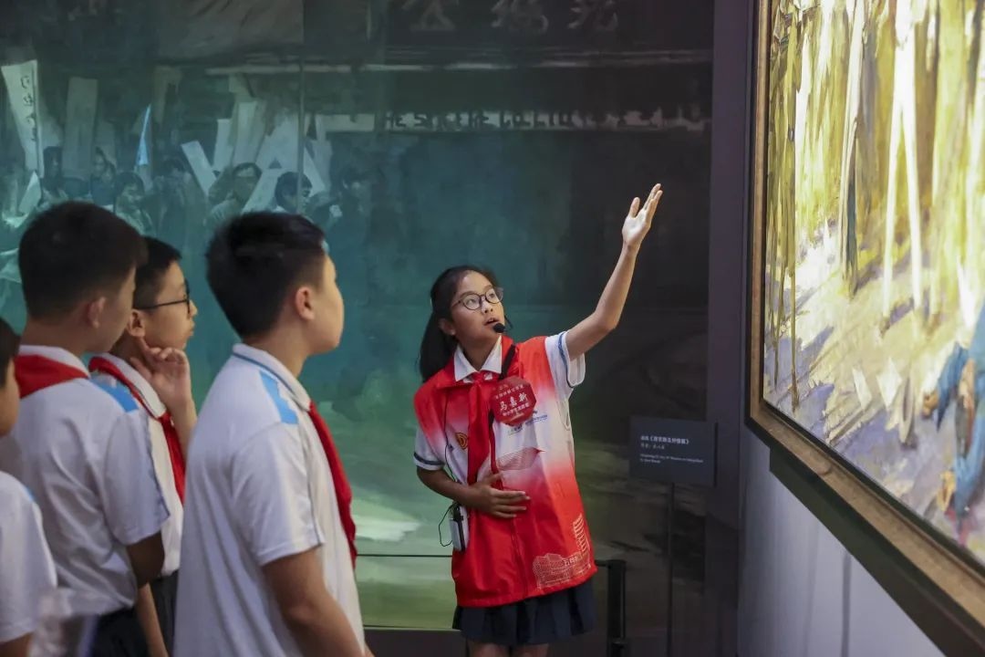 同學(xué)們觀賞不同革命場(chǎng)景及烈士形象的藝術(shù)作品。徐匯區(qū)總工會(huì)供圖