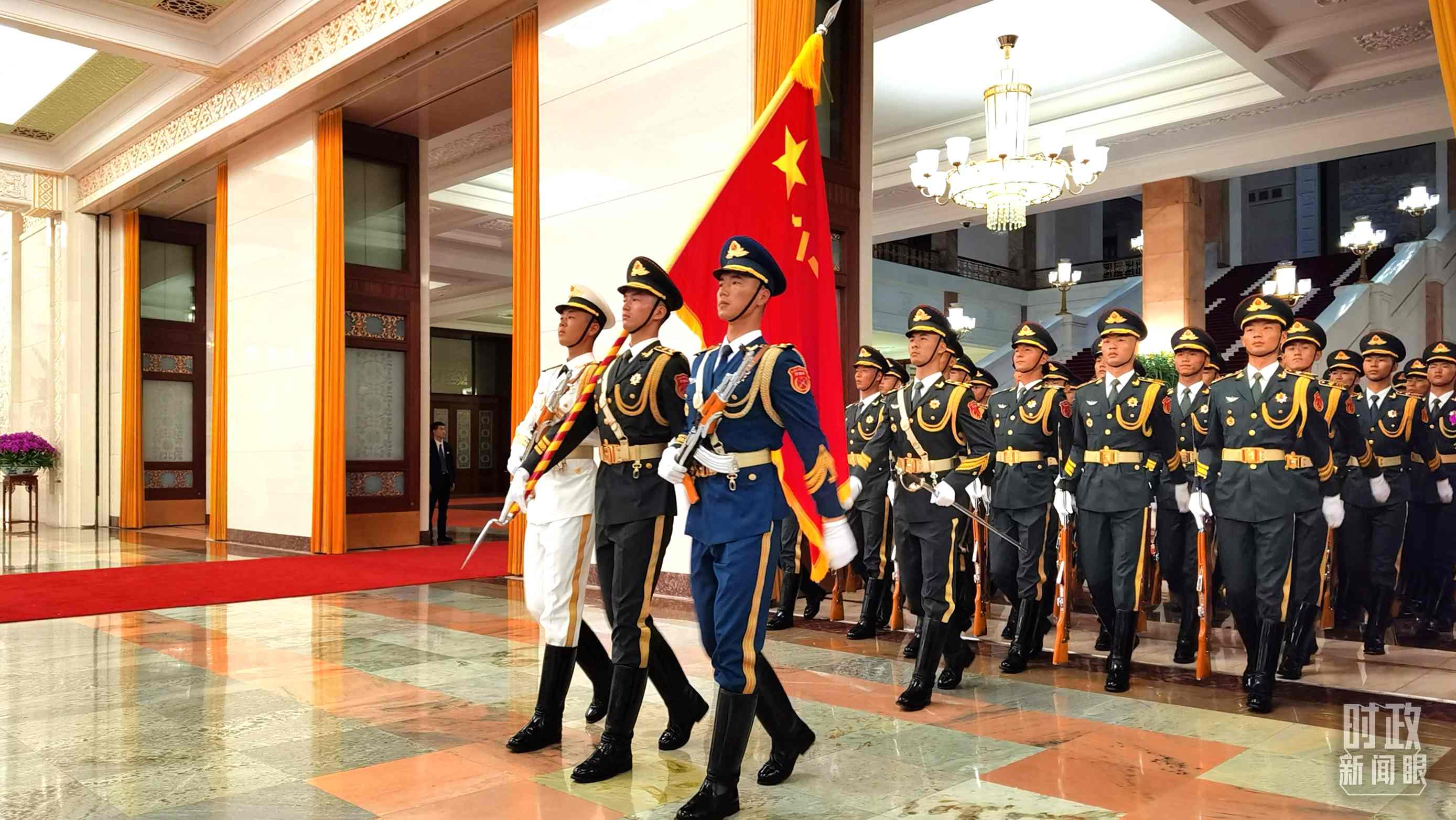 △9月2日，習(xí)主席在人民大會(huì)堂北大廳為拉馬福薩總統(tǒng)舉行歡迎儀式。（總臺央視記者郭鴻拍攝）