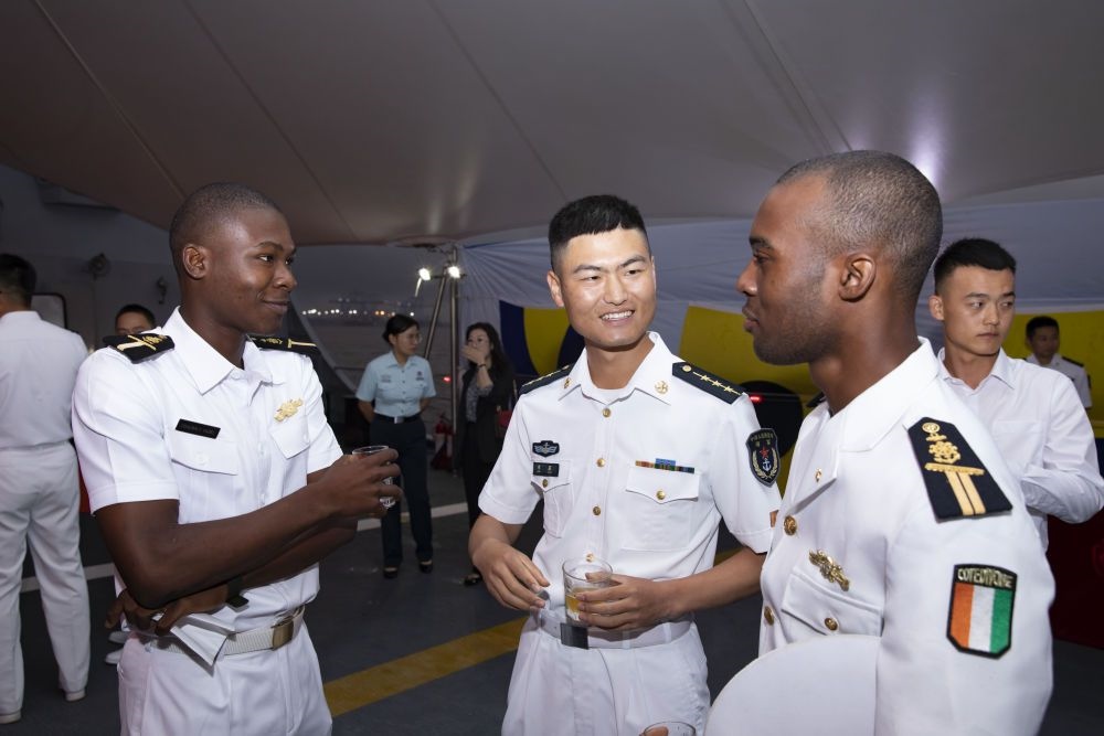 2023年6月25日，中國(guó)和科特迪瓦雙方官兵在南寧艦舉辦的甲板招待會(huì)上交流。中國(guó)海軍第43批護(hù)航編隊(duì)22日抵達(dá)科特迪瓦經(jīng)濟(jì)首都阿比讓，開始對(duì)科特迪瓦為期4天的友好訪問。