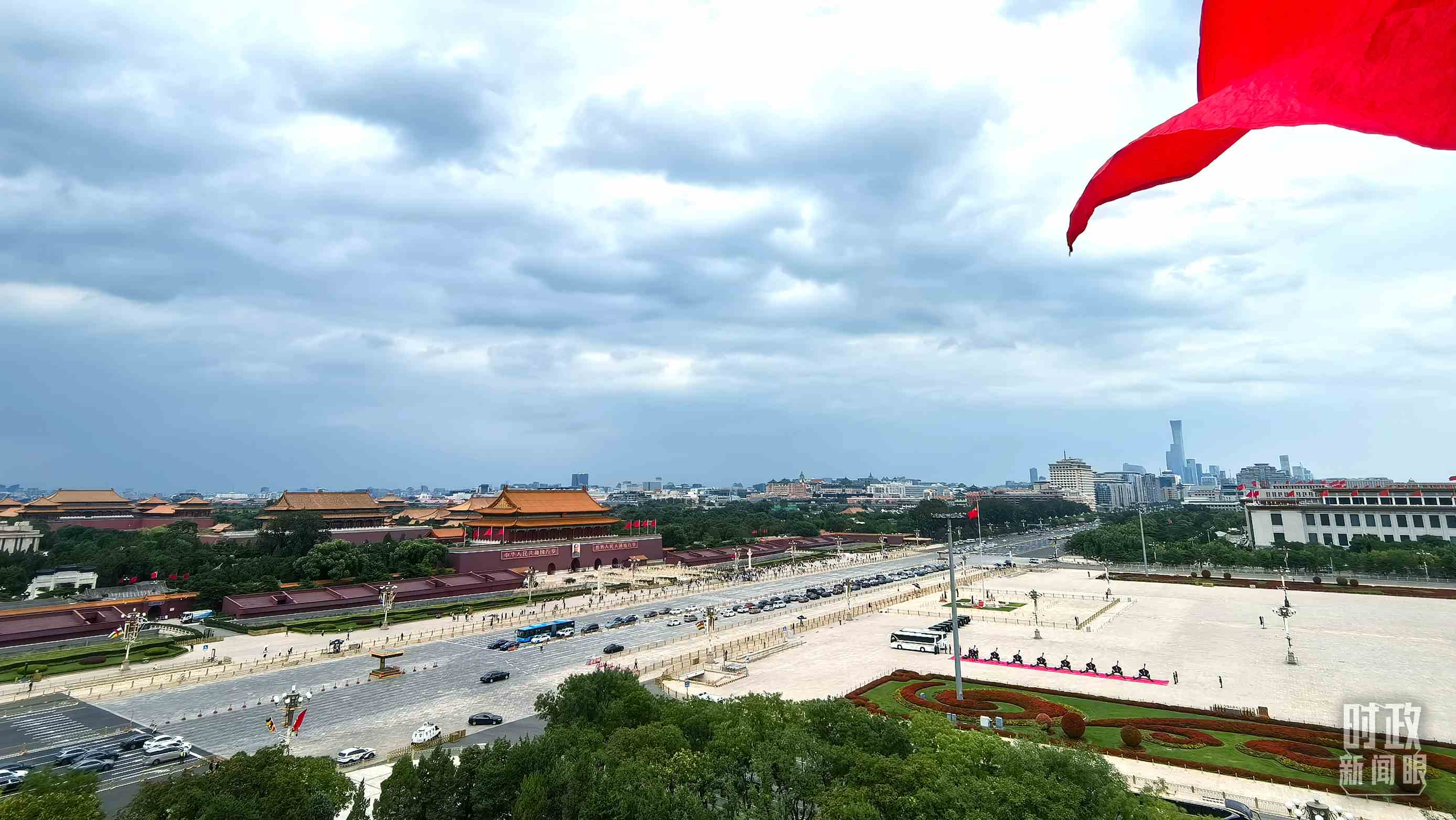 △北京長安街兩側(cè)懸掛中非合作論壇成員旗幟。（總臺央視記者張垚拍攝）