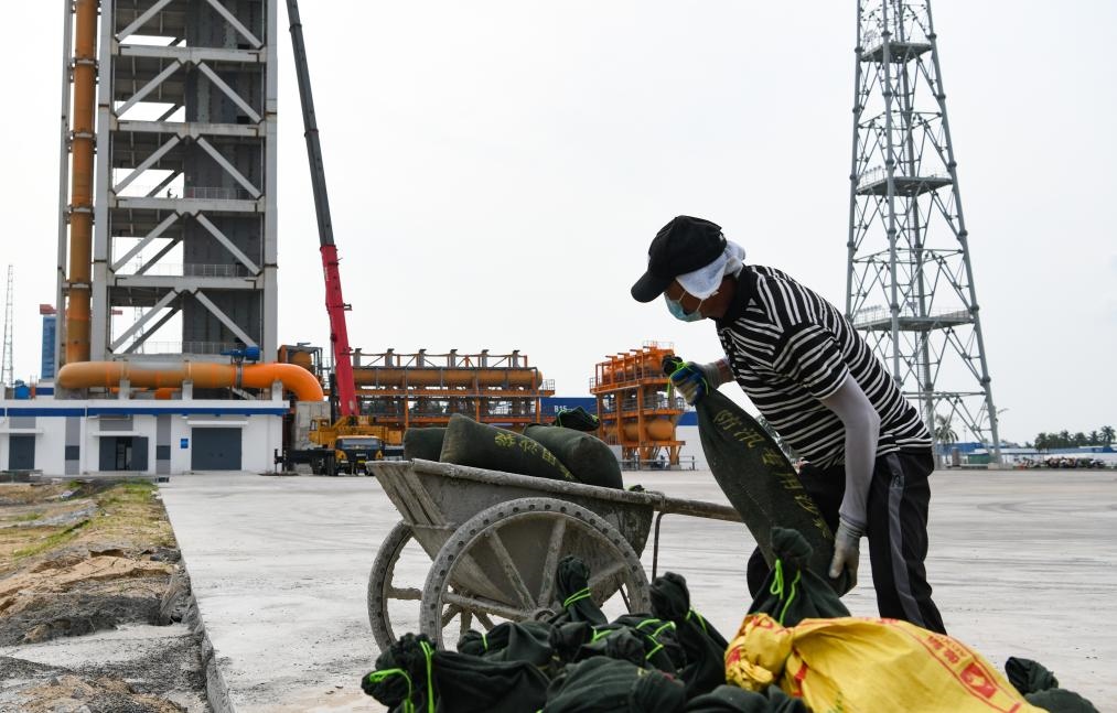 9月4日，在海南商業(yè)航天發(fā)射場二號發(fā)射工位附近，工作人員將防汛專用沙袋裝車準(zhǔn)備運送到塔架上。新華社記者 楊冠宇 攝