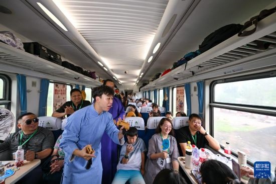 9月7日，相聲演員在S910列車上為旅客表演快板。