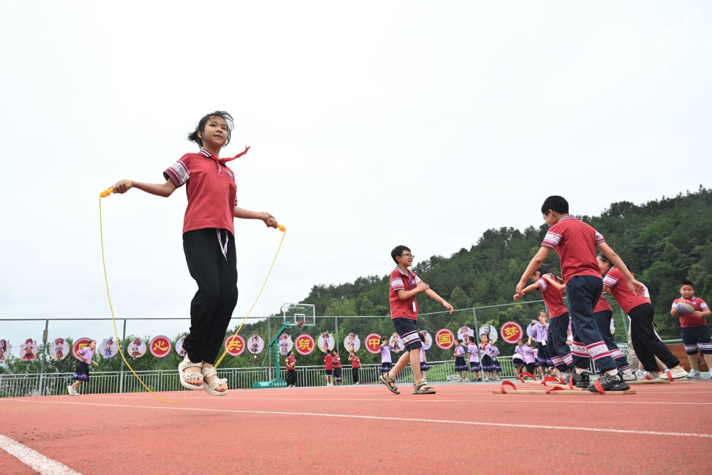在廣西桂林市龍勝各族自治縣龍勝鎮(zhèn)第二小學(xué)，學(xué)生在大課間跳繩（2024年6月26日攝）。新華社記者 姜克紅 攝