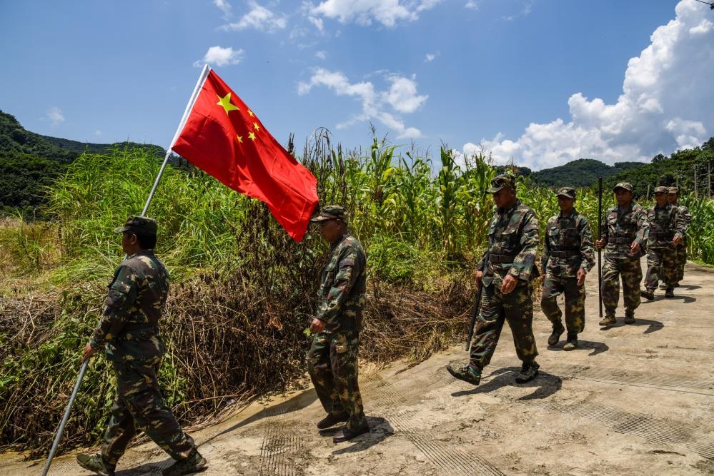 8月16日，老支書尼紅（左二）和班老鄉(xiāng)班搞村巡邊隊一起出發(fā)去巡邊。新華社記者吉哲鵬 攝