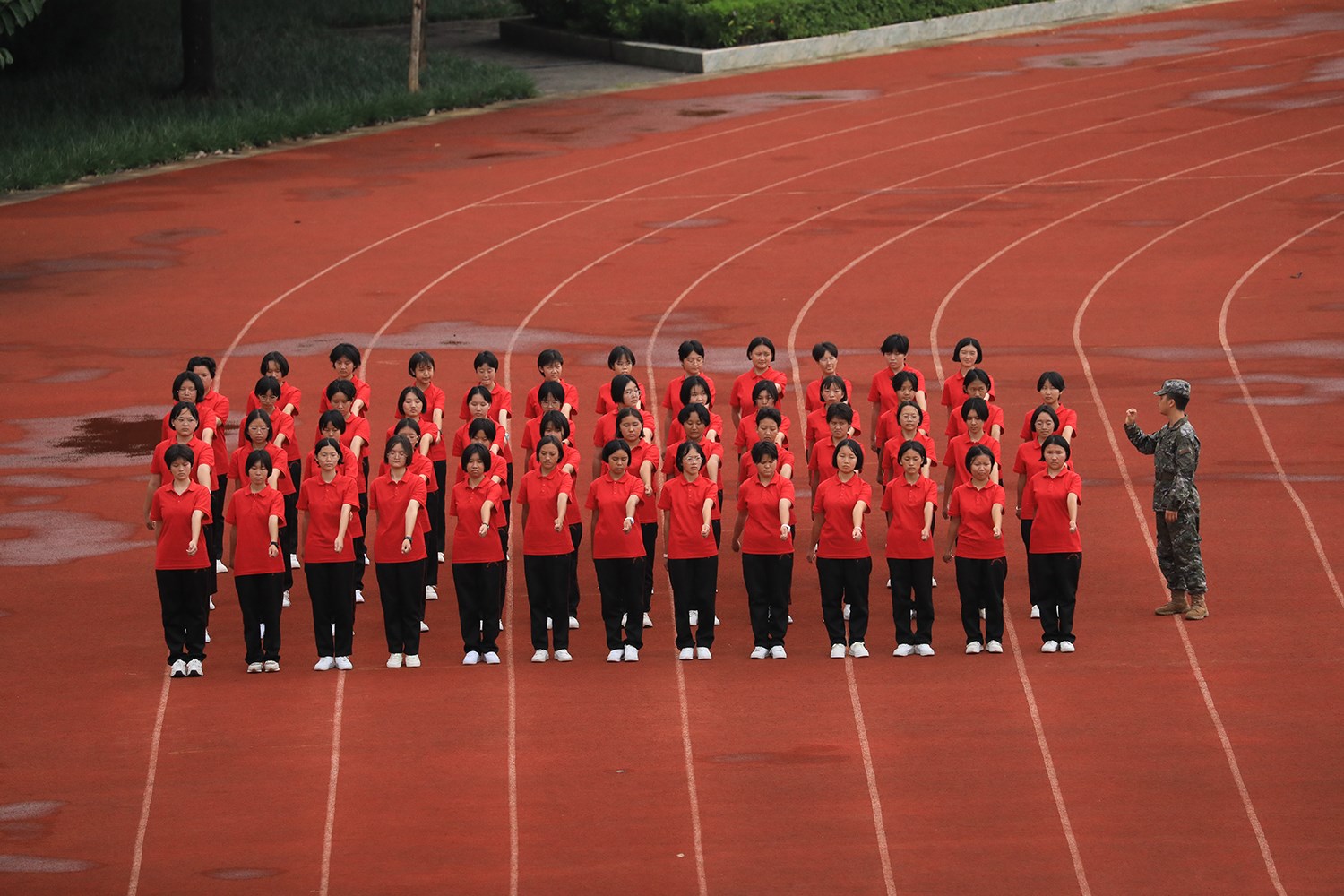 華坪女高2024級(jí)新生軍訓(xùn)。華坪縣融媒體中心供圖