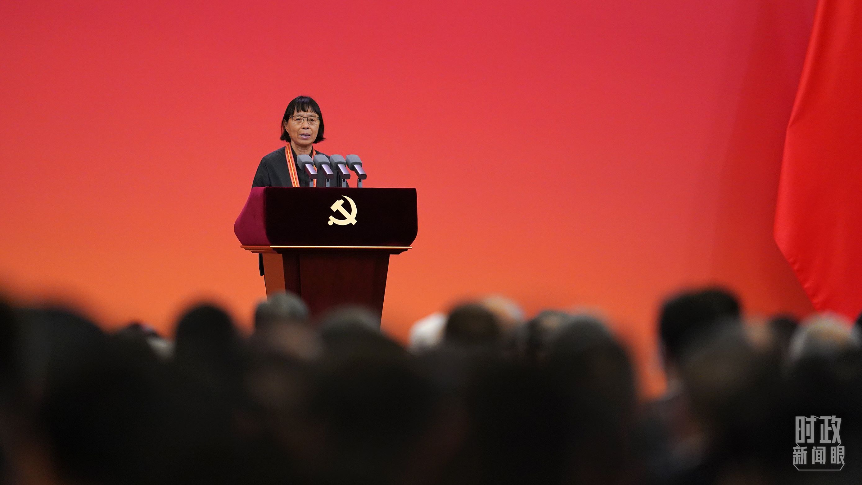  △2021年6月，幫助數(shù)千名貧困山區(qū)女孩圓夢大學的人民教師張桂梅，代表“七一勛章”獲得者發(fā)言。（總臺國廣記者李晉拍攝）