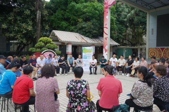  南寧市青秀區(qū)新竹社區(qū)召開“竹聲傾談”民情懇談會。（李抒蓉 攝）