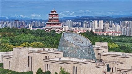 △寶雞青銅器博物院建筑外形運(yùn)用高臺(tái)門闕、青銅厚土的建筑語(yǔ)言，氣勢(shì)恢宏，厚重威嚴(yán)。（總臺(tái)央視記者范凱拍攝）