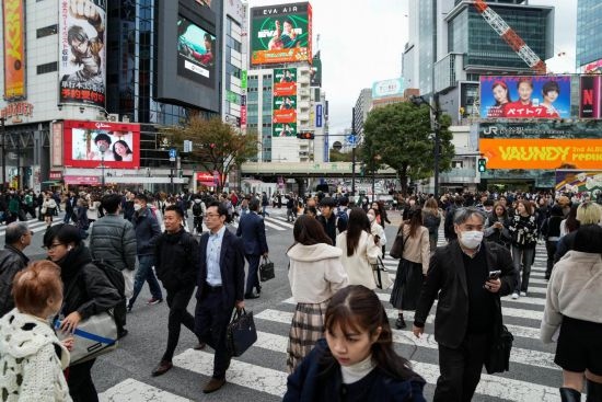 2023年11月15日，人們走過日本東京澀谷車站前的十字路口。新華社記者張笑宇攝