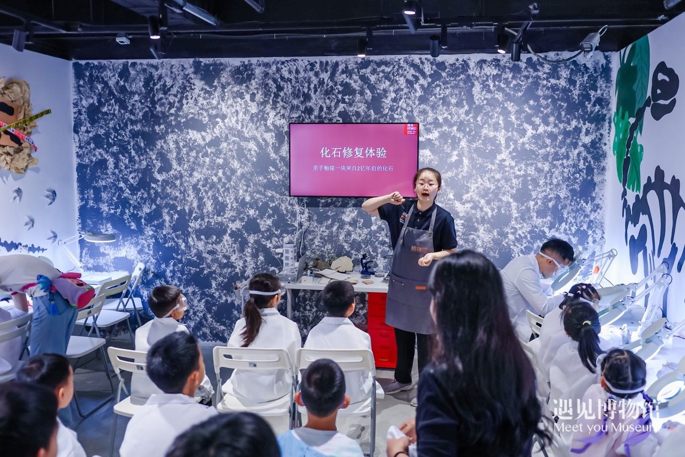 3. 小朋友們?cè)凇?億年的地球記憶——恐龍化石特展”體驗(yàn)當(dāng)“小小科學(xué)家”。遇見博物館供圖