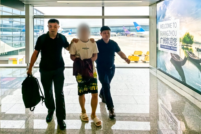一名潛逃柬埔寨的犯罪嫌疑人被押解回國。公安部供圖