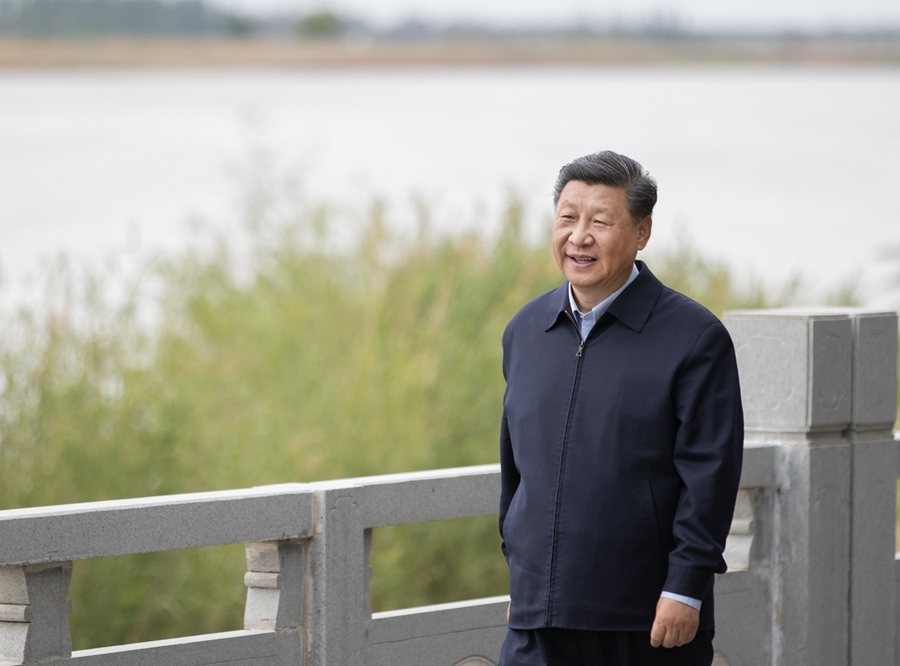 2020年6月8日，中共中央總書記、國(guó)家主席、中央軍委主席習(xí)近平在寧夏黃河吳忠市城區(qū)段了解加強(qiáng)黃河流域生態(tài)保護(hù)情況。新華社記者 王曄 攝
