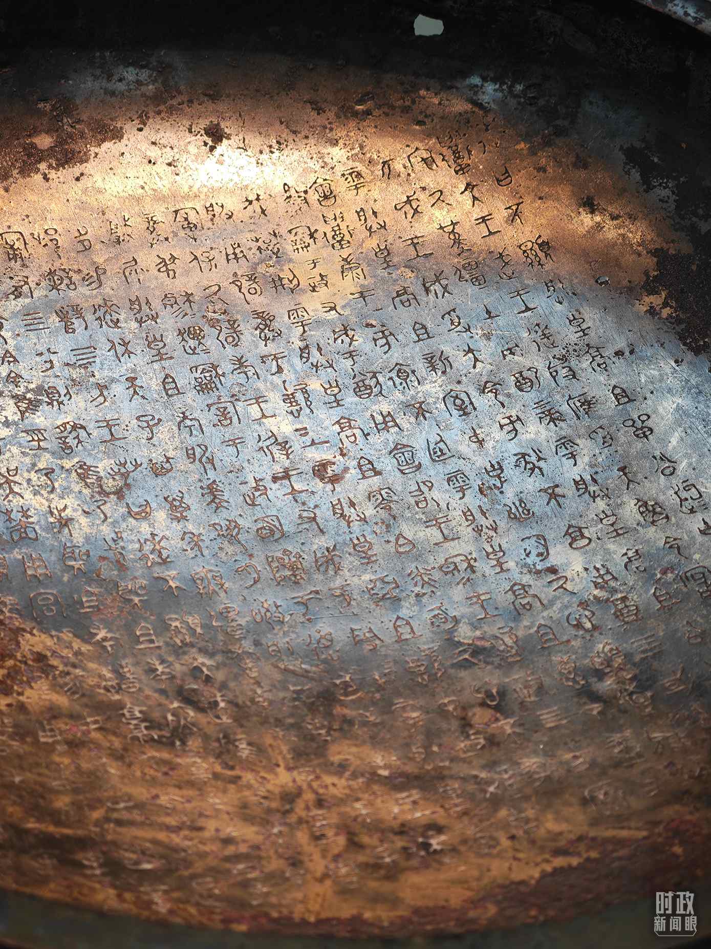 △ 寶雞青銅器博物院內(nèi)展陳——逨盤。（總臺央視記者丁欣、彭漢明拍攝）