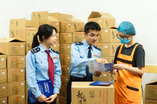 國家稅務(wù)總局平樂縣稅務(wù)局青年服務(wù)隊深入本土月餅生產(chǎn)銷售企業(yè)，精準(zhǔn)推送適用稅惠政策，為香甜的月餅增添“稅滋味”。任斯林攝