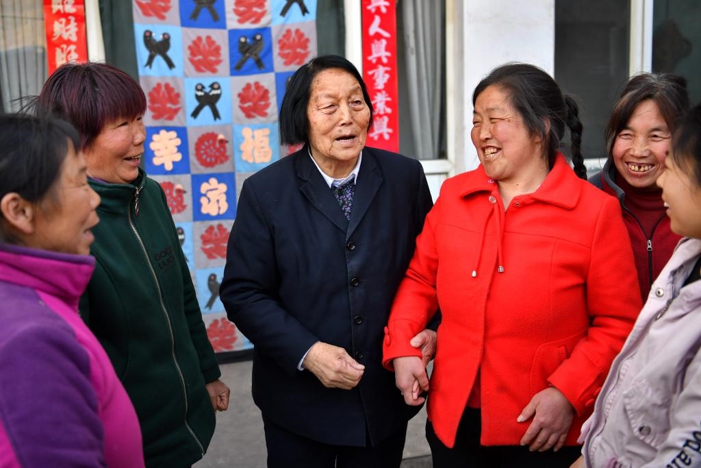 2019年3月23日，申紀(jì)蘭（左三）在山西省平順縣西溝村與村民分享全國兩會精神。新華社記者 曹陽 攝