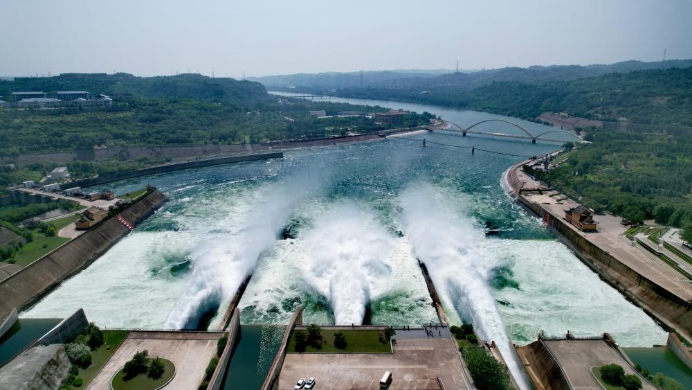 2023年6月21日，調(diào)水調(diào)沙清水下泄階段的小浪底水庫下泄基本為清水（無人機照片）。黃河調(diào)水調(diào)沙已實施22年，通過調(diào)水調(diào)沙，黃河下游河道主河槽得到全線沖刷，河床有明顯下降，行洪和過沙能力普遍提高。