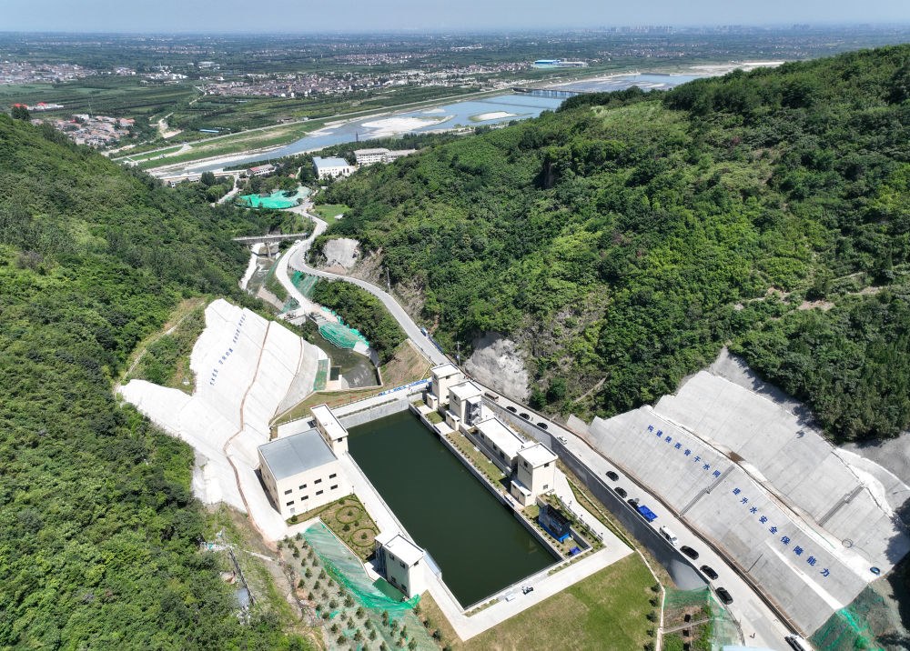 2023年7月16日，國家重大水利工程引漢濟渭工程成功實現(xiàn)先期通水，這是在陜西西安拍攝的黃池溝配水樞紐（無人機照片）。引漢濟渭工程全部建成投用后，可增加渭河入黃河水量年均6億至7億立方米。