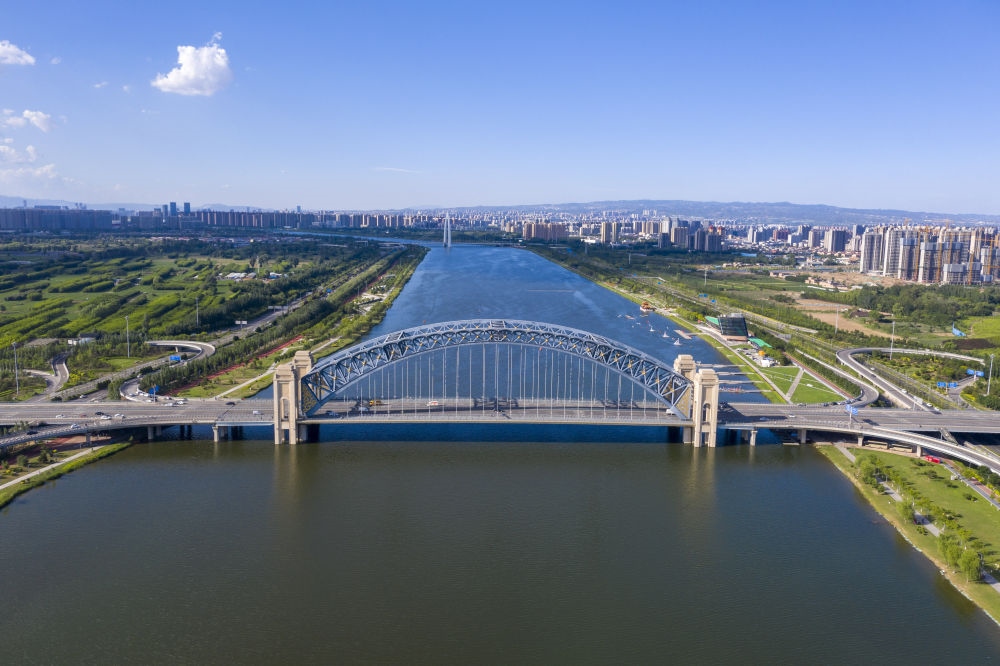 2024年6月7日在山西拍攝的汾河太原段晉陽橋（無人機照片）。汾河是黃河第二大支流。近年來，當?shù)赝ㄟ^源頭截污、雨污分流、生物治藻等措施推進“一泓清水入黃河”工程。今年1月至6月，太原市境內(nèi)6個地表水國考斷面優(yōu)良水體比例達到100%。