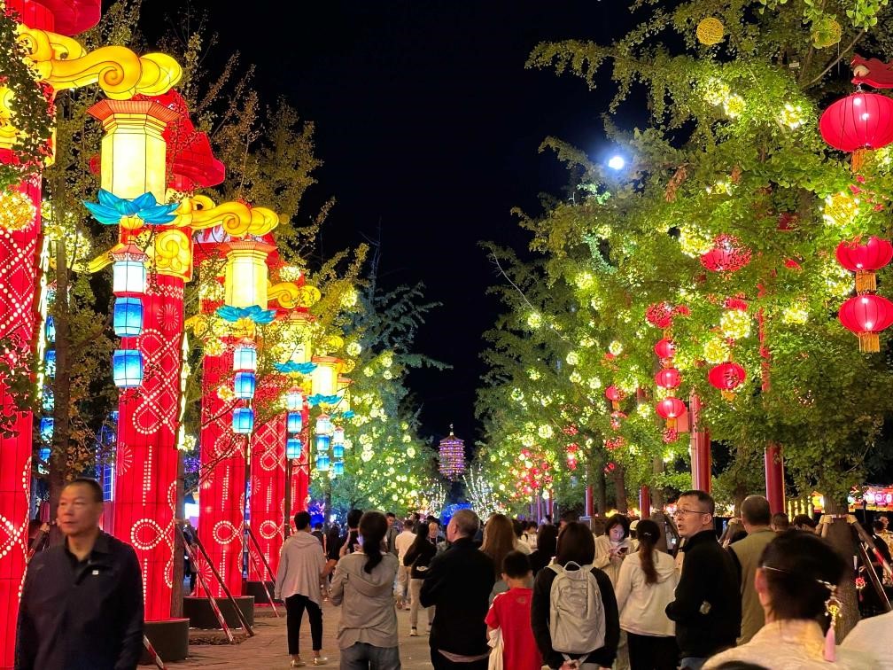 市民游客在2024年北京中秋國慶彩燈游園會欣賞彩燈。新華社記者楊淑君 攝