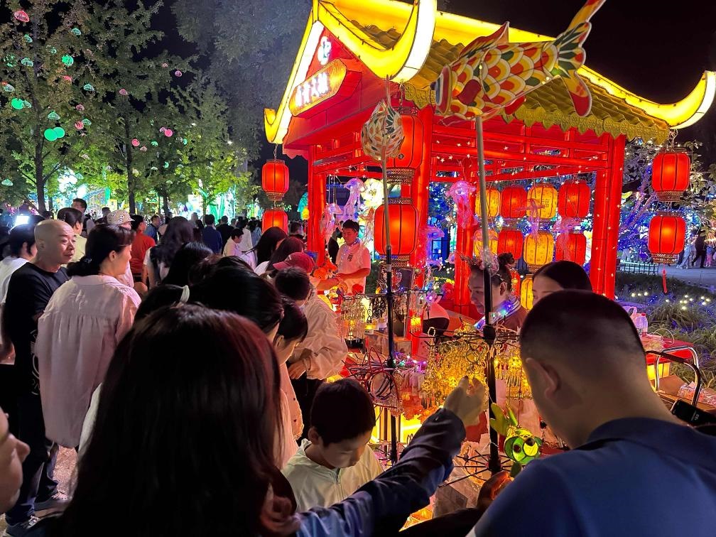 市民游客在2024年北京中秋國慶彩燈游園會上選購特色文創(chuàng)商品。新華社記者楊淑君 攝
