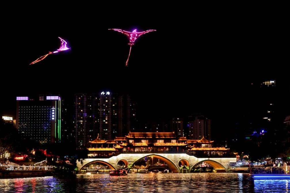 成都“夜游錦江”低空飛行裝置與游船伴飛。（唐斌治 攝）